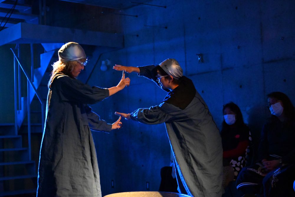 「戯曲組」による男女格差を問う女性二人芝居『エアスイミング』が12月21日から上演