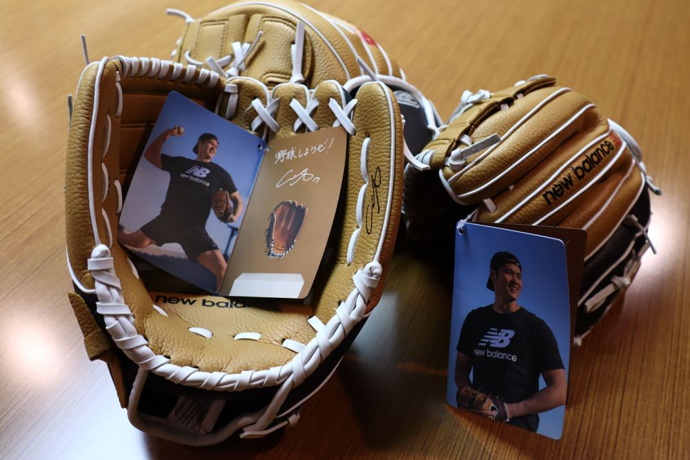 メジャーリーガー大谷翔平選手から寄贈のグローブ。武蔵野市の子どもたちも「野球しようぜ。」