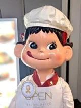 不⼆家のペコちゃんがゴールドリボンを⾝につけ⼩児がん啓発