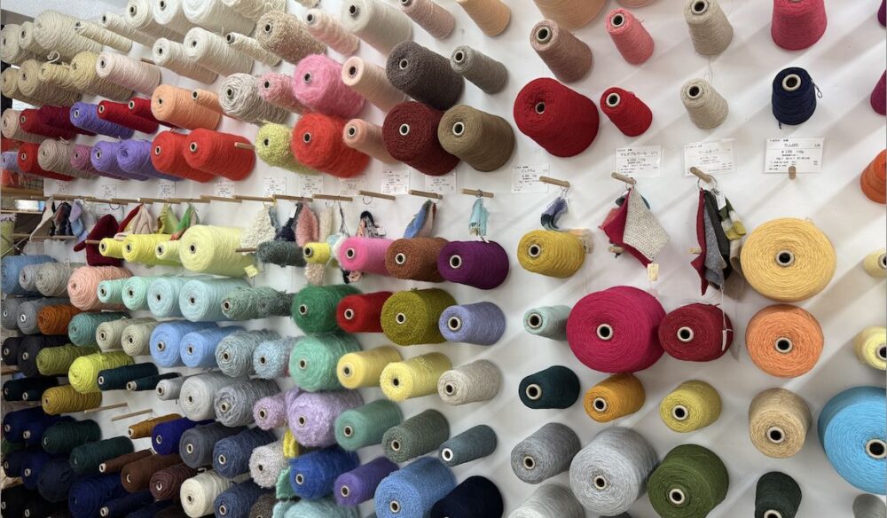 キラキラふわふわの糸ワールドへようこそ！こだわりがつまった、糸と毛糸の専門店AVRIL