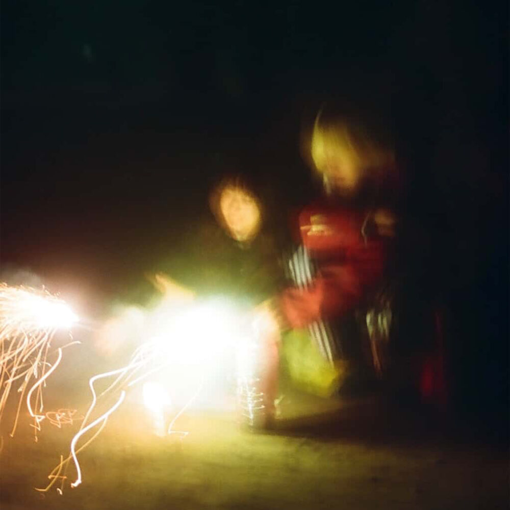 霧の中で小川を渡る　二人は一緒に　草原を歩く