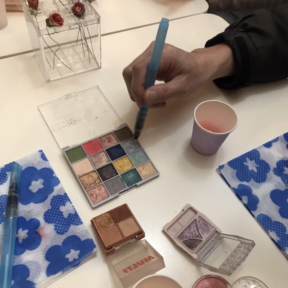 コスメ絵の具を用いた オリジナルフラワーのギフトバッグづくり