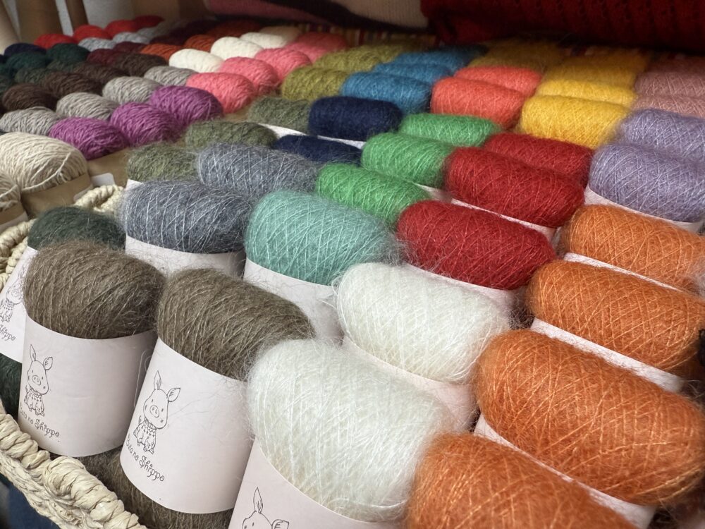 秘密基地のような手芸用品店。オリジナルカラーが魅力の「ぶたのしっぽ」