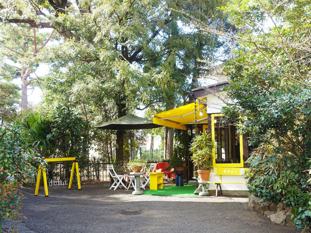 木漏れ日の差し込む温かな時間。森の中の喫茶店「WOOD STOCK（ウッドストック）」